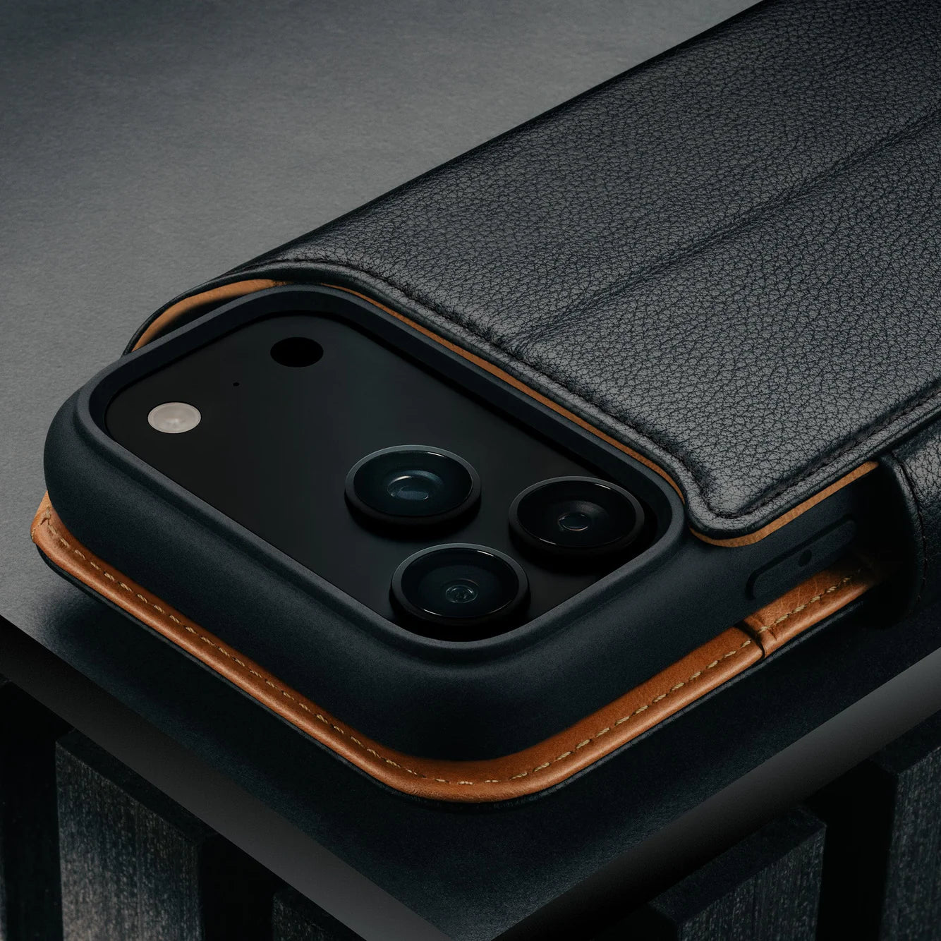 "TORRO" iPhone 17 Pro & Pro Max  Lederhülle (mit abnehmbarer Abdeckung & MagSafe-kompatibel)